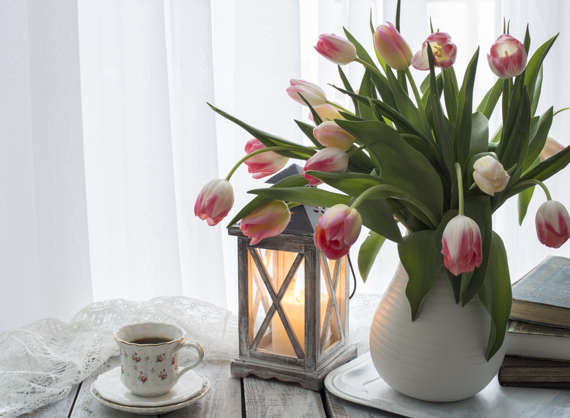 Тюльпаны в в необычных вазах в интерьере