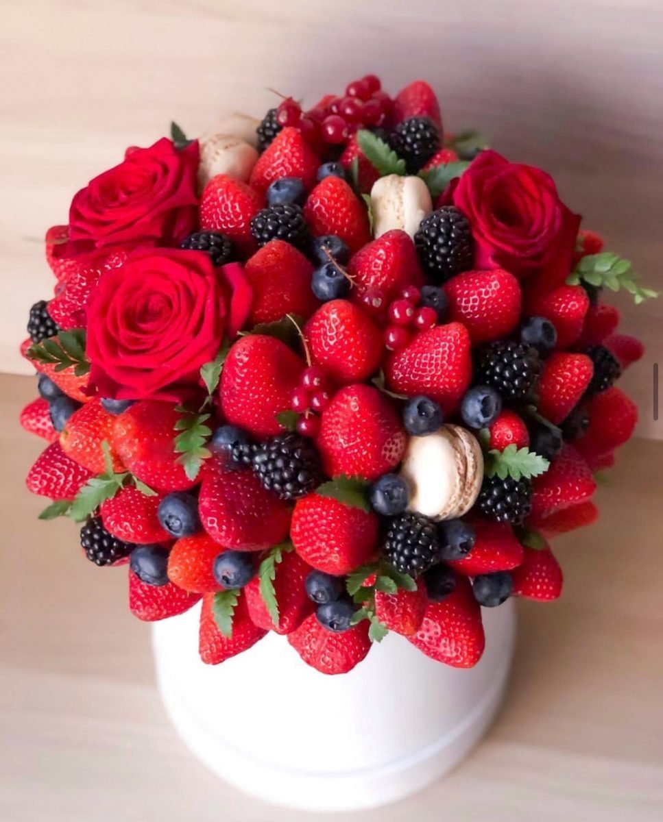Букет с ягодами и цветами