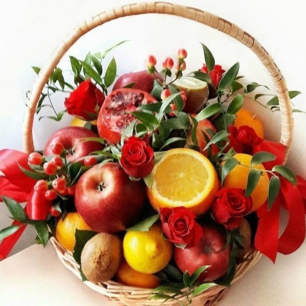 Корзина из фруктов и цветов