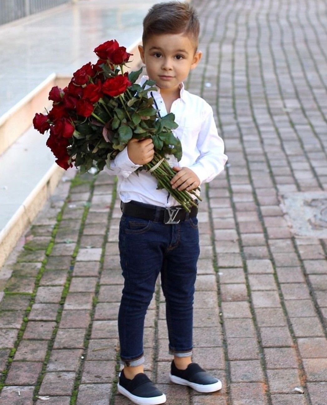 Маленький мальчик с цветами
