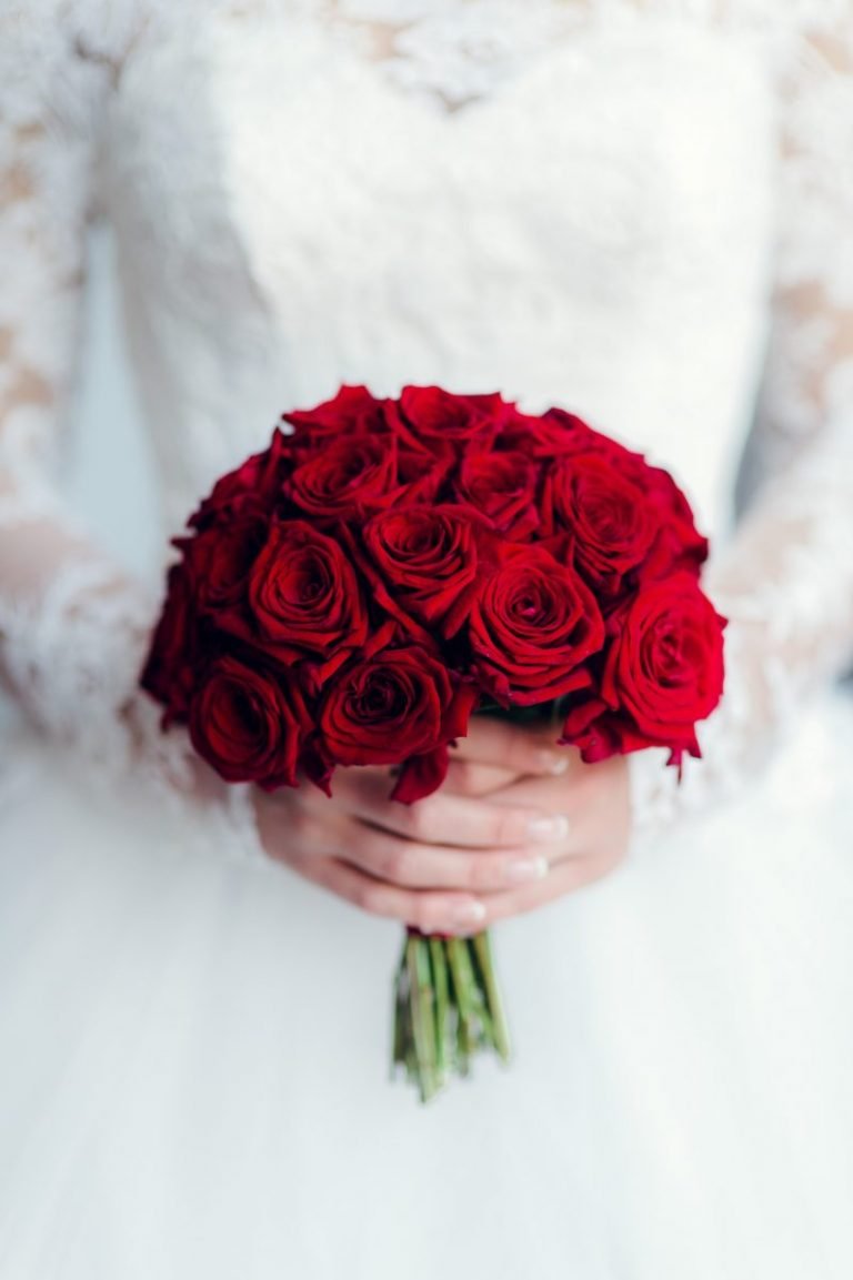 Свадебные букеты 2022 для невесты красные