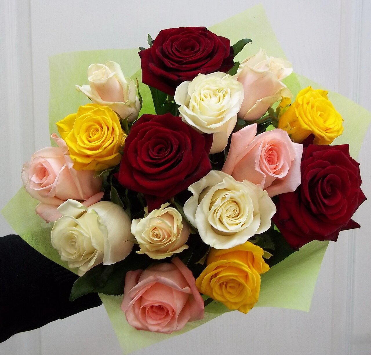 Букет из 15 разноцветных роз