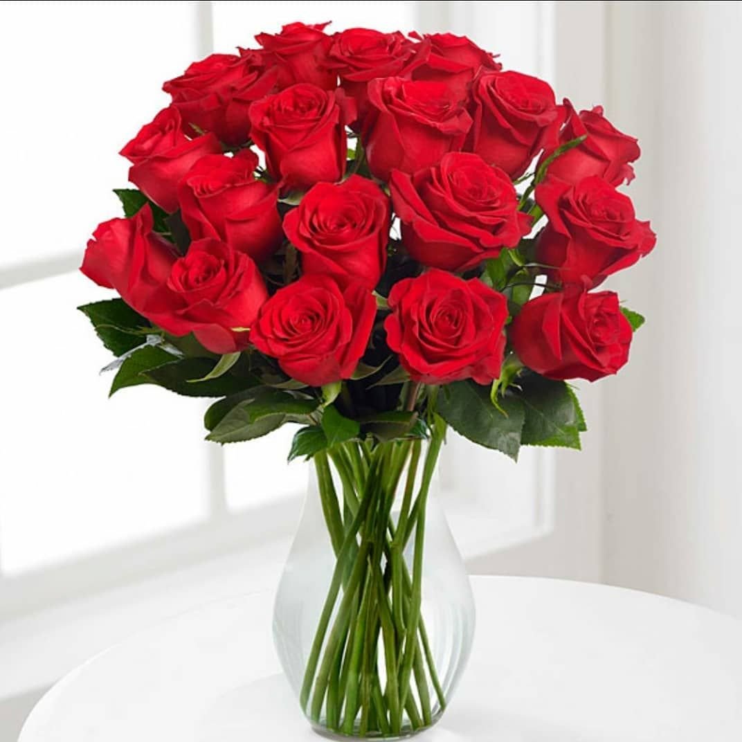 Букет красных роз в вазе