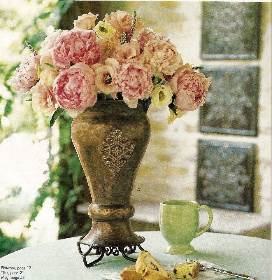Старинные вазы с цветами