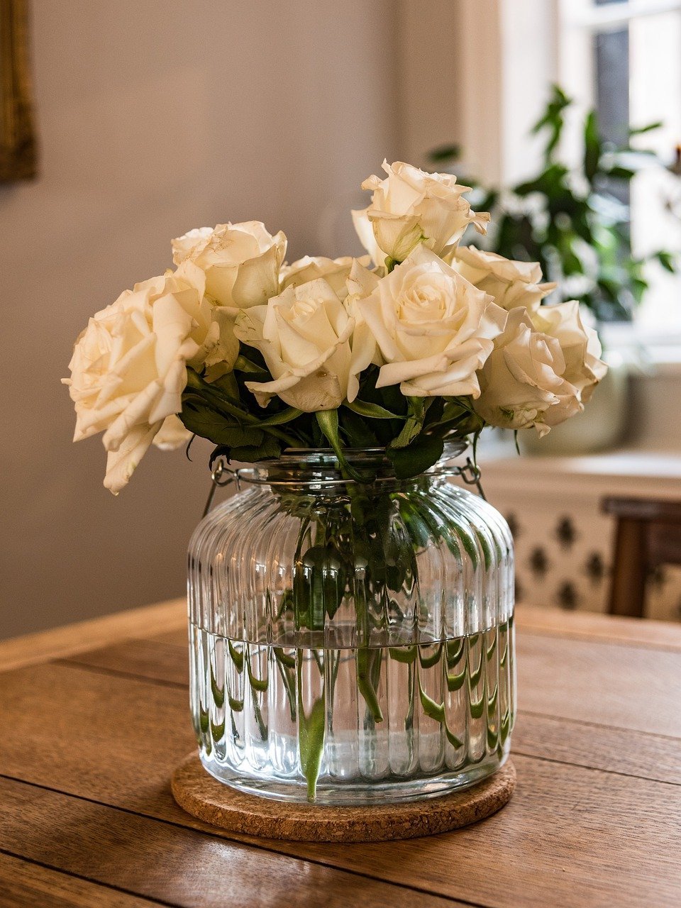 Розы в прозрачной вазе