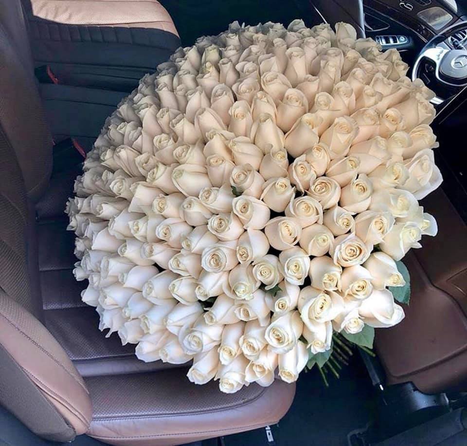 Букет Белых Роз В Машине