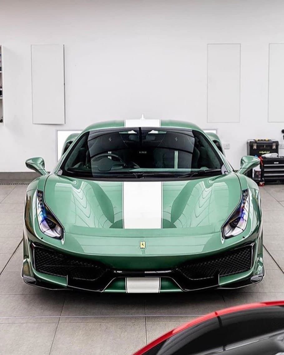 Зеленый Ferrari 488 pista