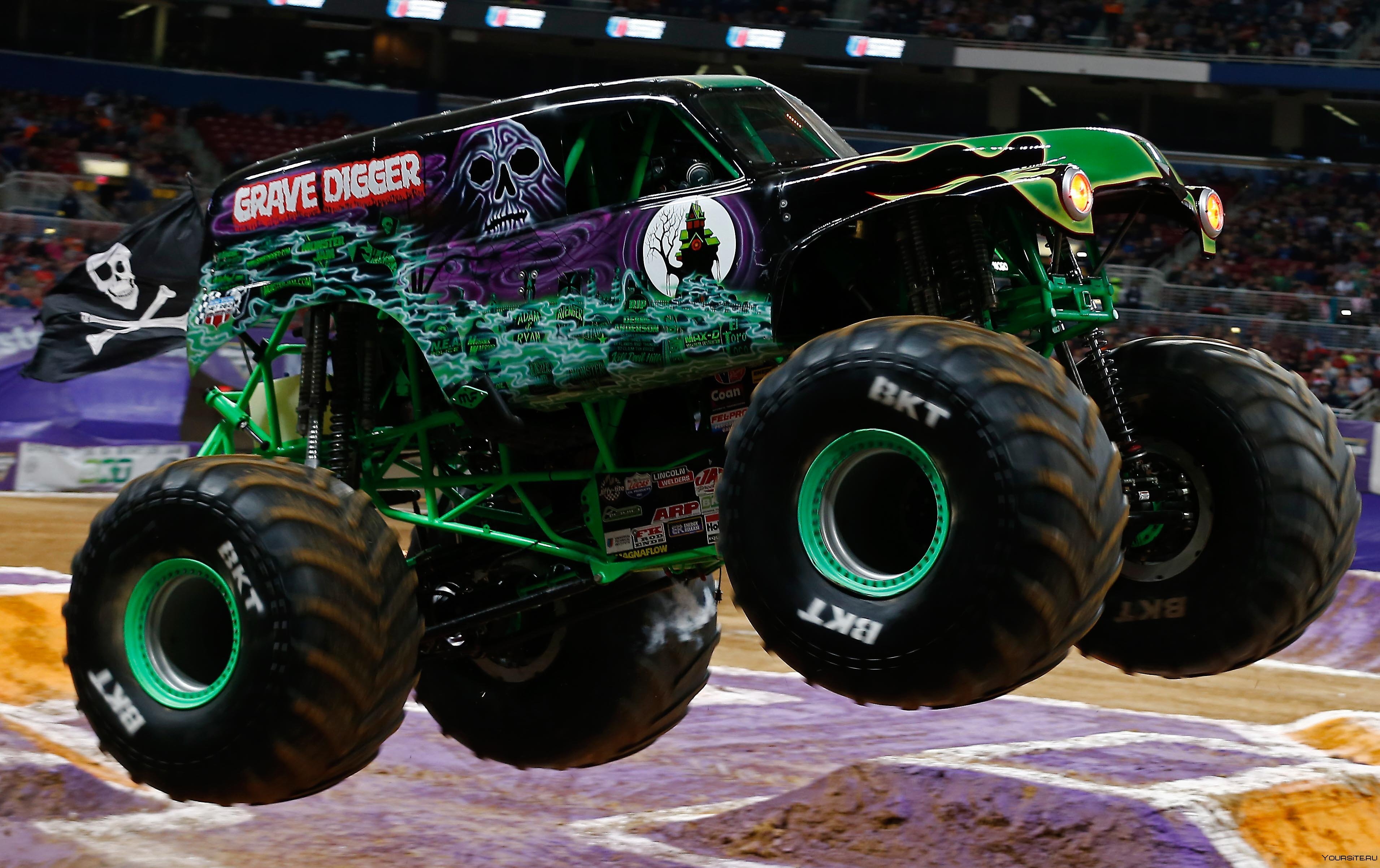 Фотки monster. Grave Digger монстр трак. Grave Digger бигфут. Grave Digger машина. Монстр трак сбоку Monster Energy.