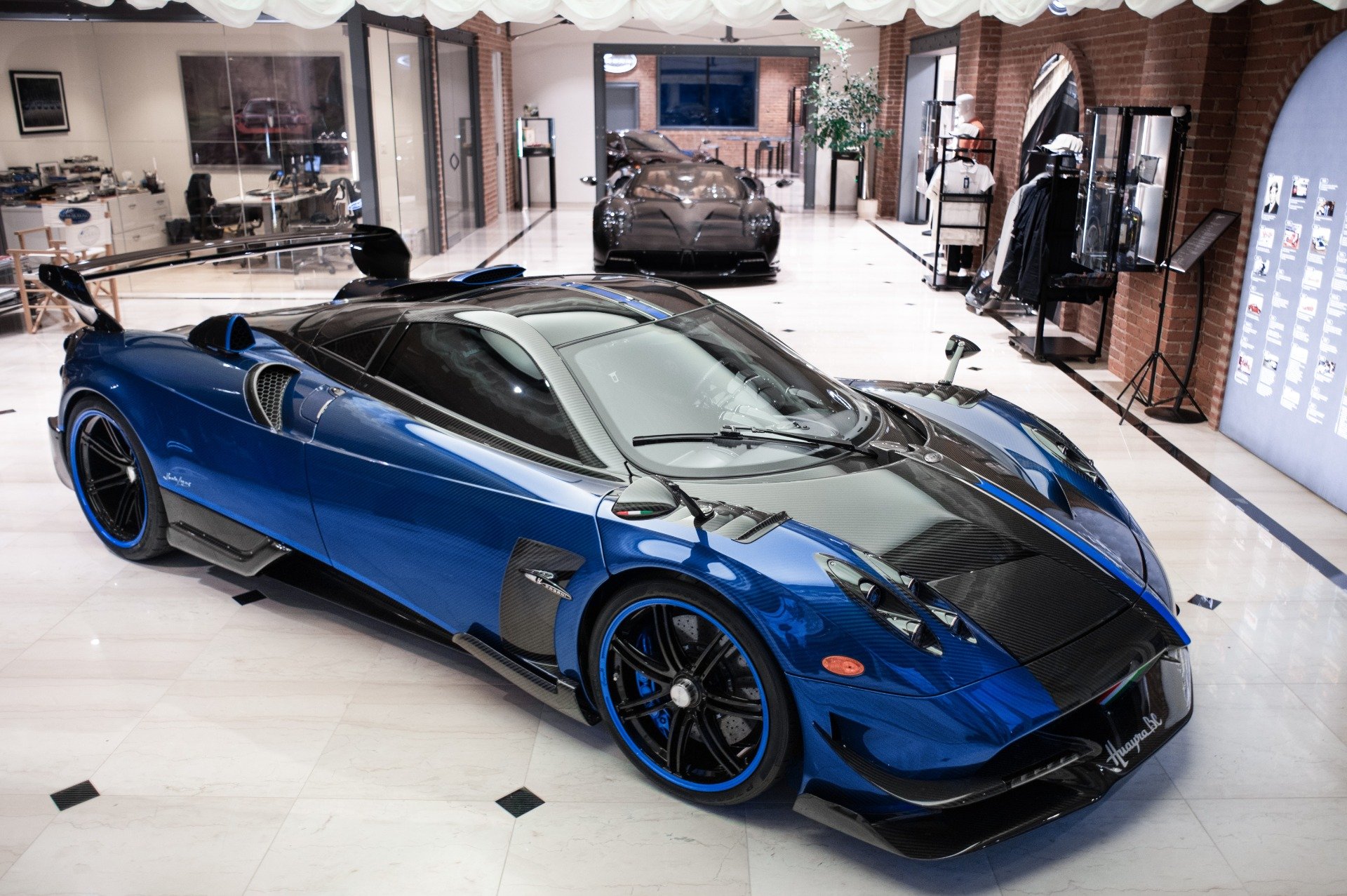 Pagani Huayra черная