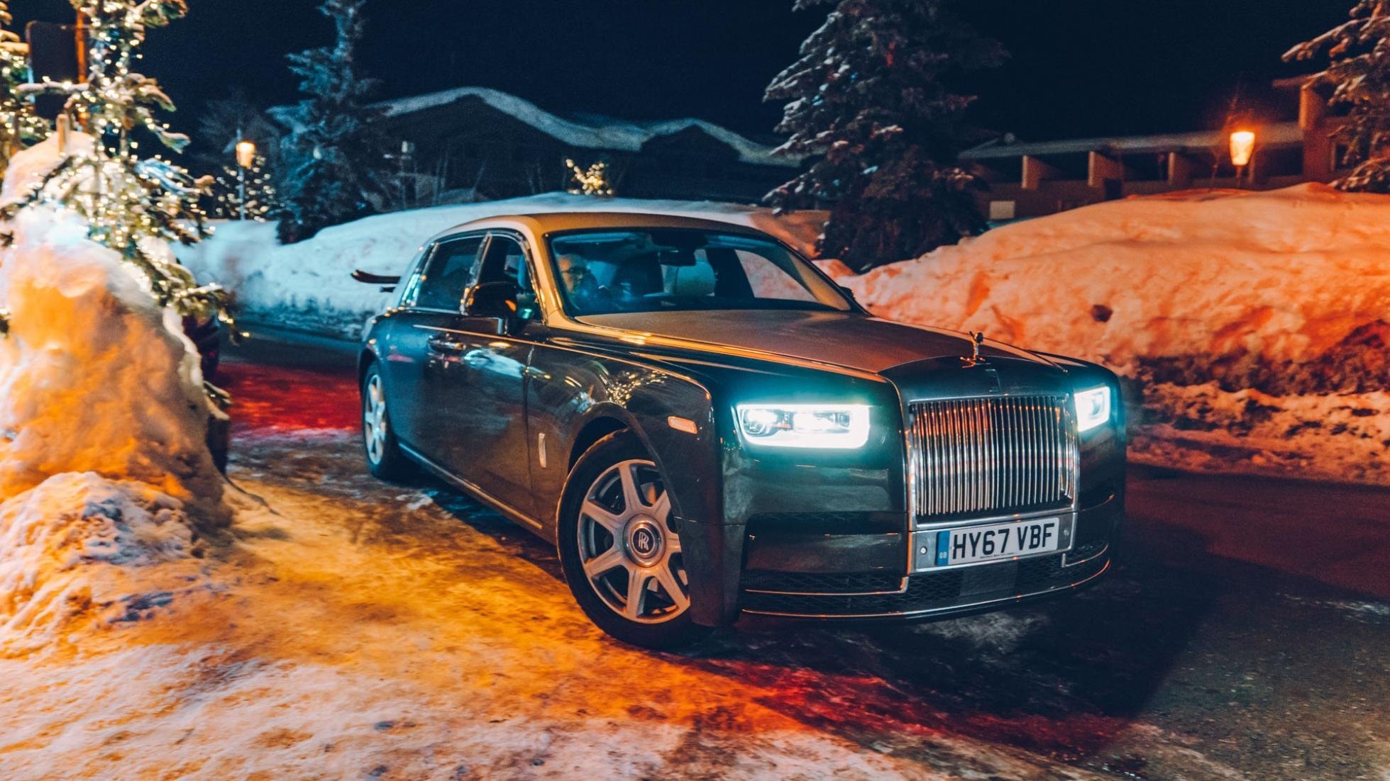 Rolls Royce на черном фоне