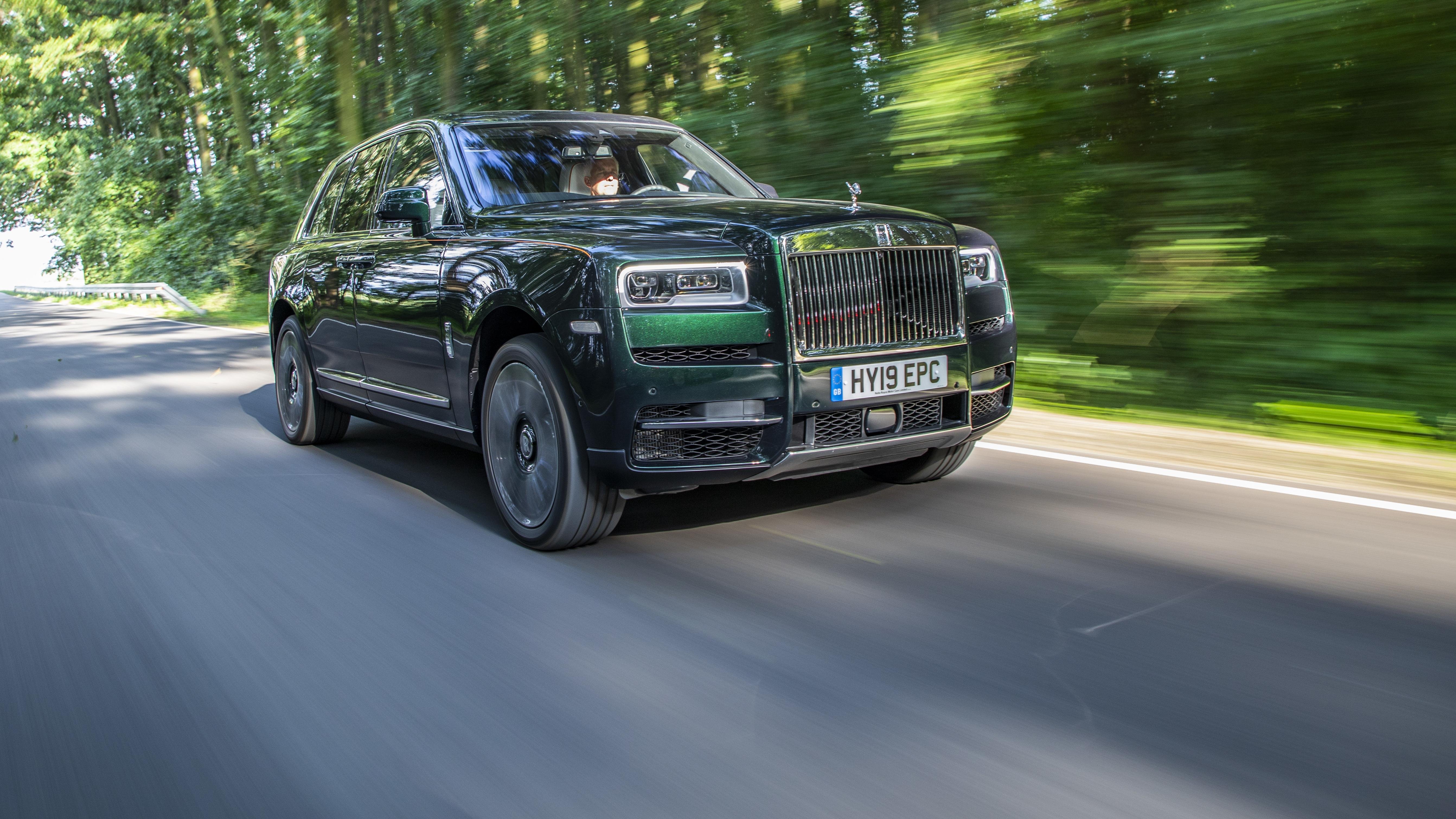 Rolls Royce Cullinan ночью