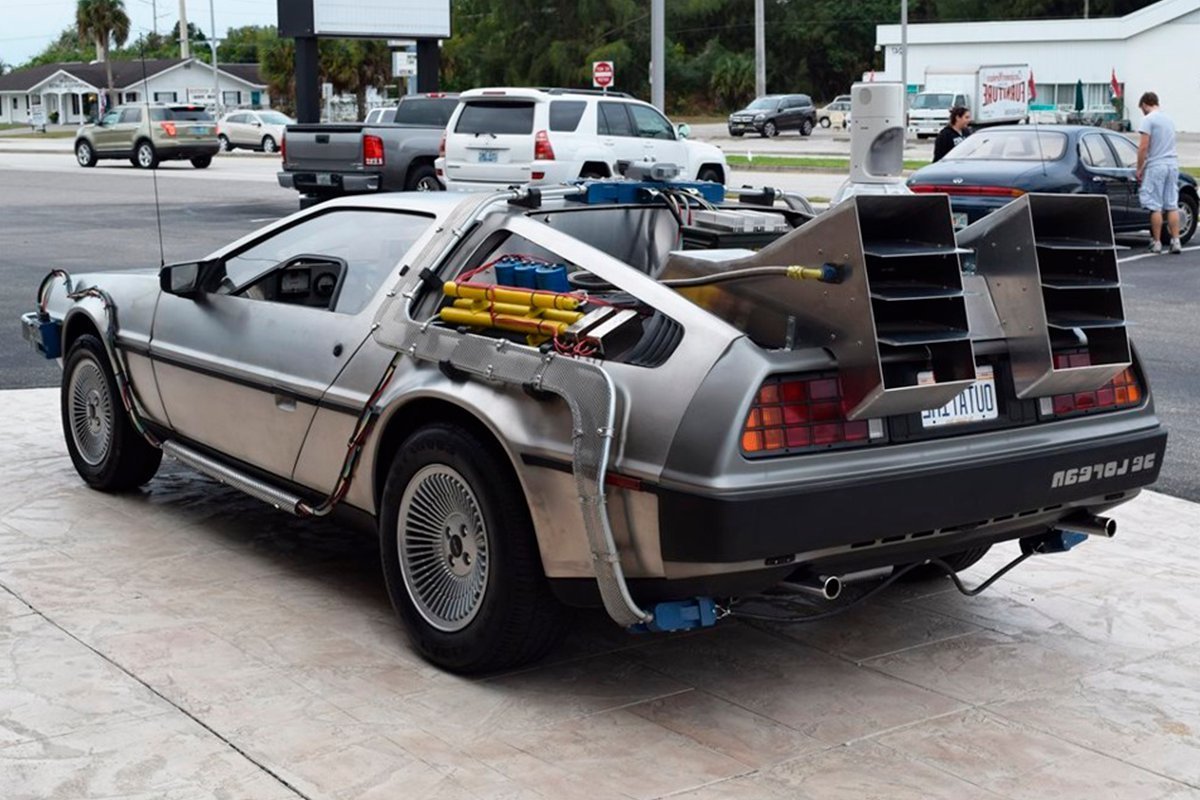 DELOREAN DMC 12 летающий