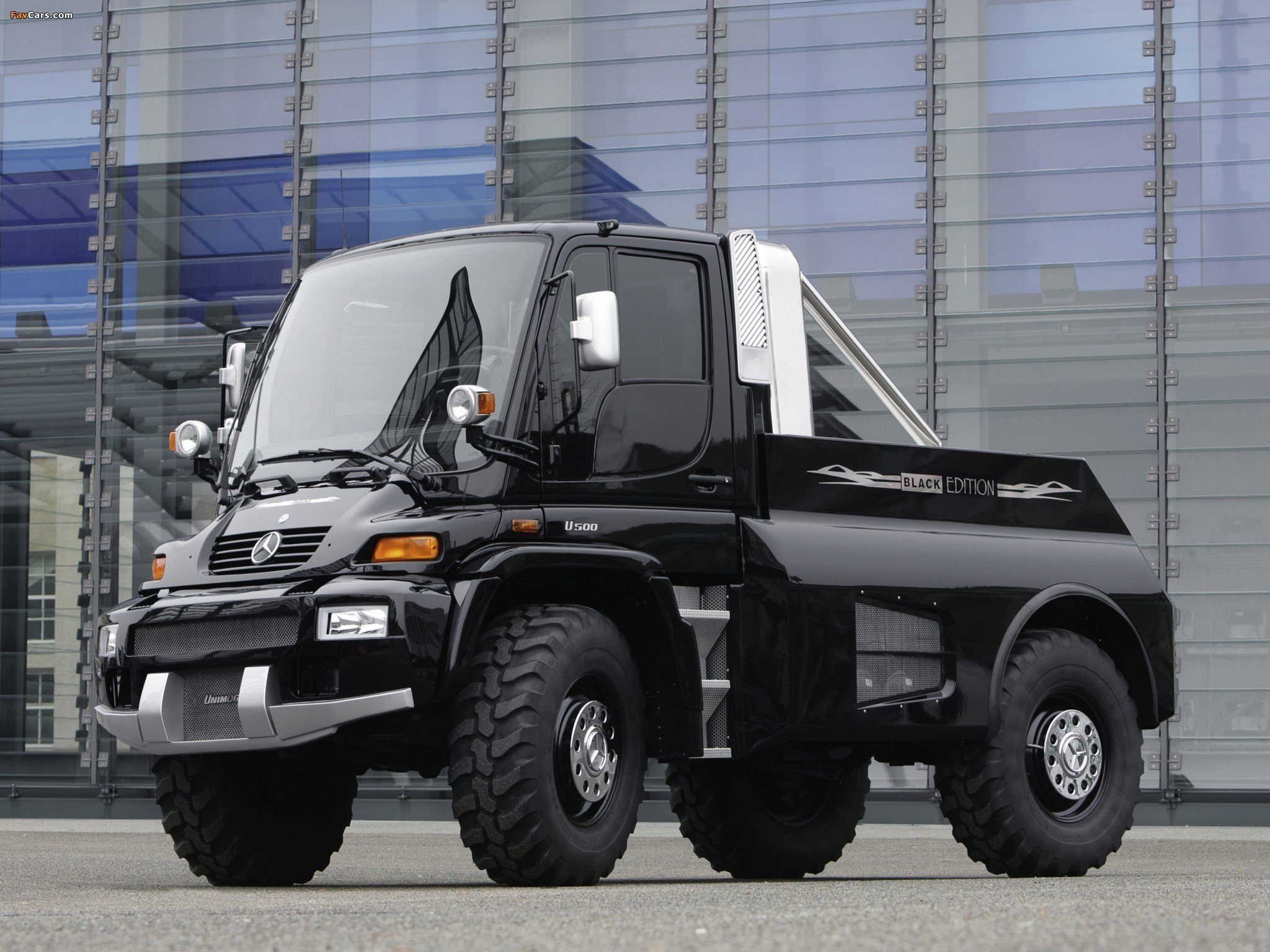 Полноприводный автомобиль. Unimog Mercedes-Benz. Mercedes Unimog u500. Mercedes Unimog 500. Brabus Mercedes-Benz Unimog u500 Black Edition.