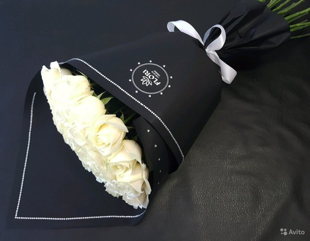 Букет белых роз в черной упаковке