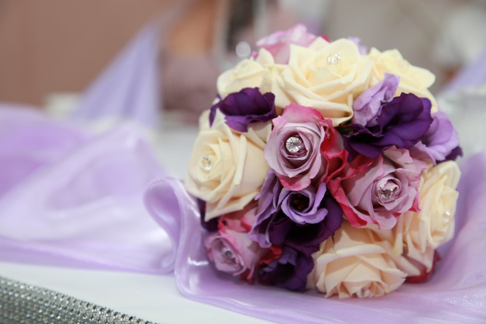 Пурпурные розы букет
