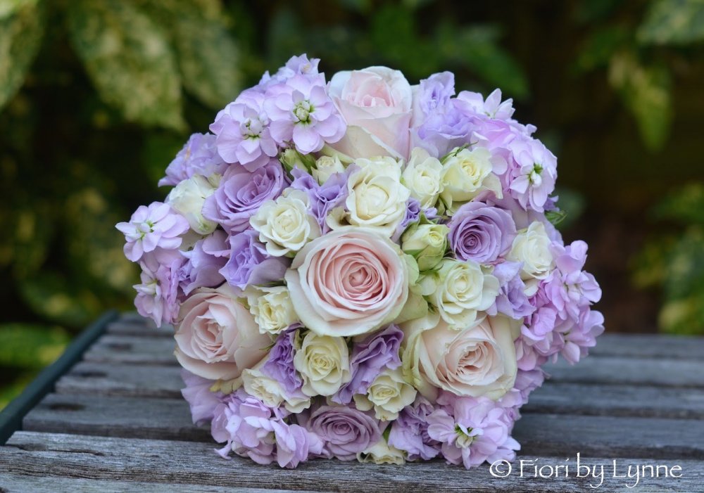 Свадебный букет с сиреневыми цветами