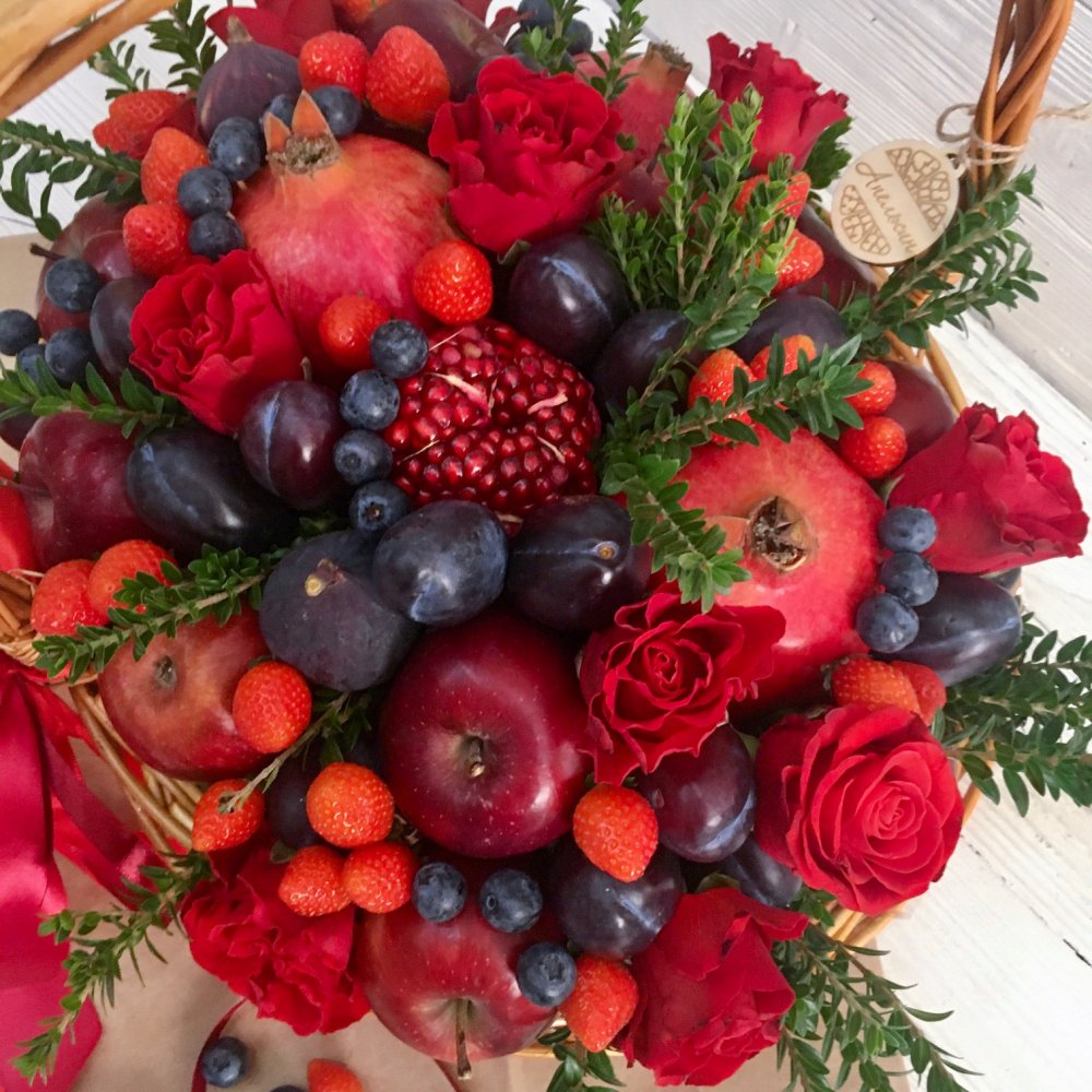 Букет с ягодами и фруктами