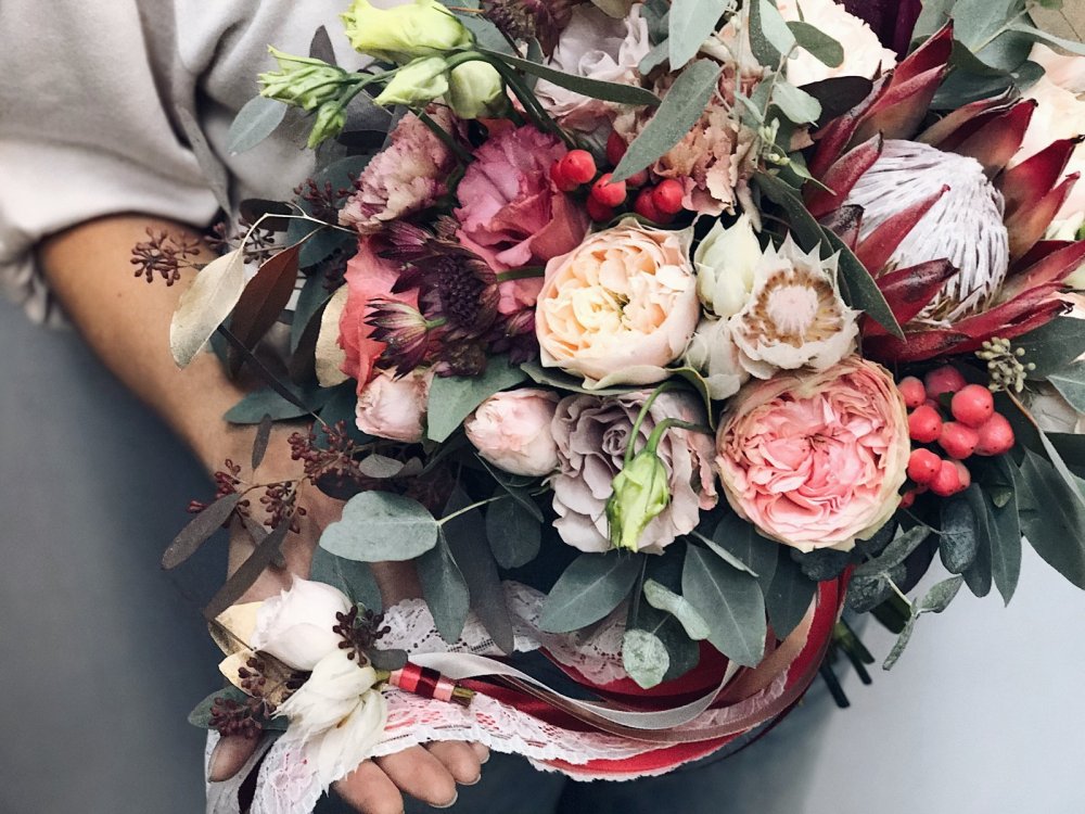 Необычные букеты цветов для девушки
