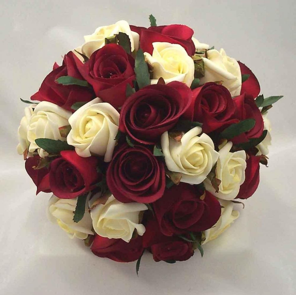 Свадебный букет красные и белые розы