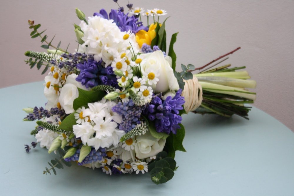 Свадебный букет из весенних цветов