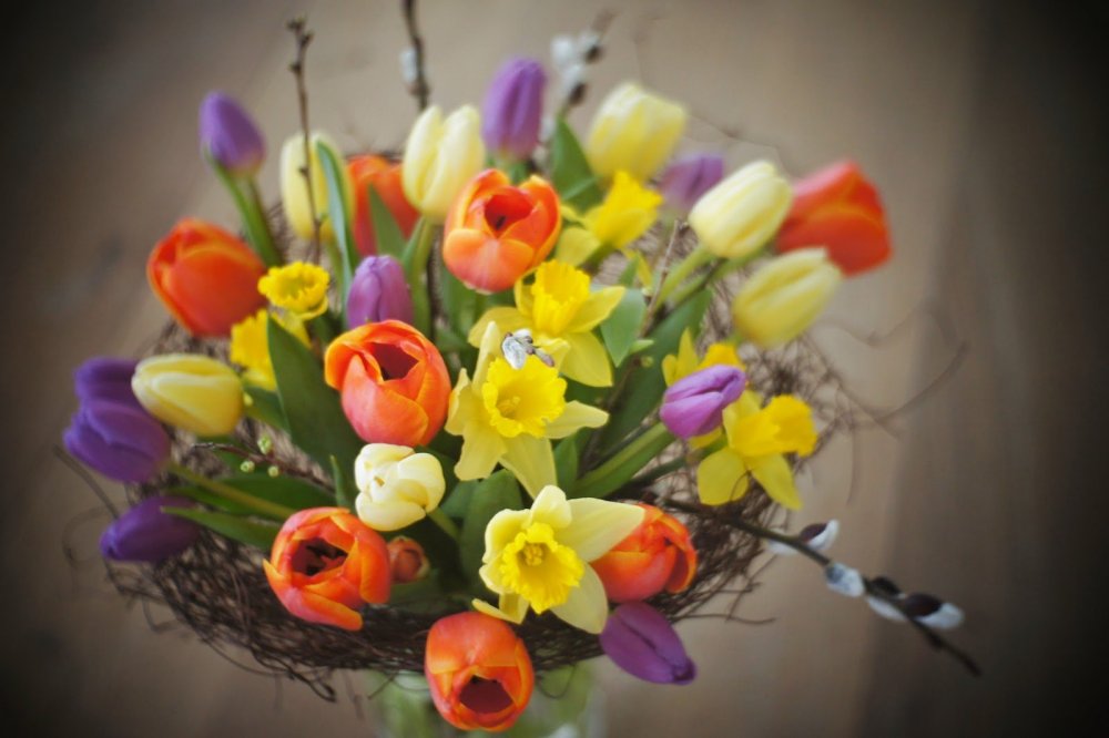 Весенний букет ирисы нарциссы тюльпаны