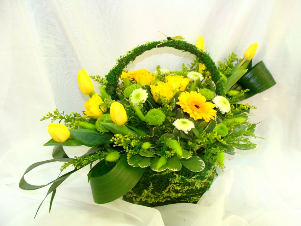 Зеленая корзинка с цветами