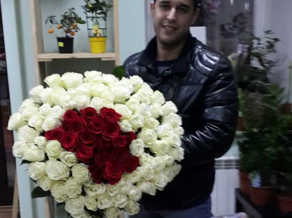 Мужчина с букетом белых роз