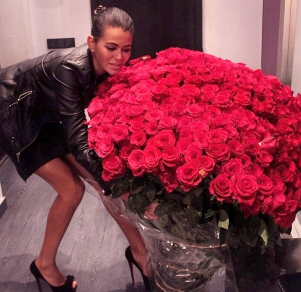 Парень дарит девушке огромный букет роз