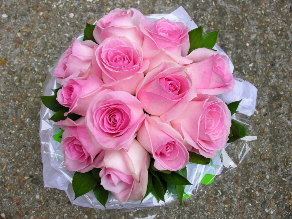 Шикарный букет розовых роз