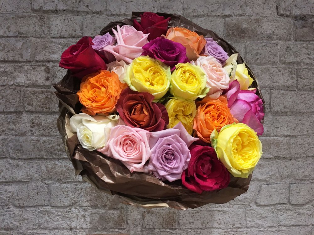 Красивый букет разноцветных роз