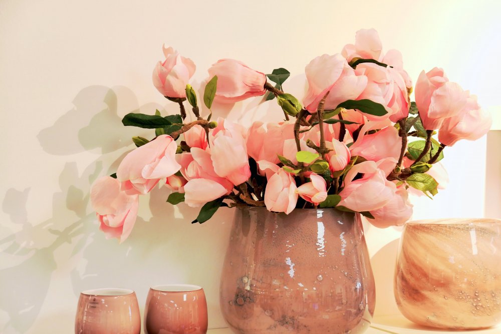 Бежевый букет цветов в вазе