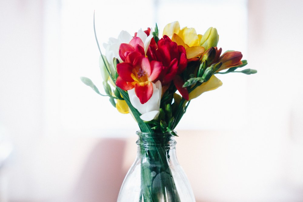 Яркая ваза с цветами
