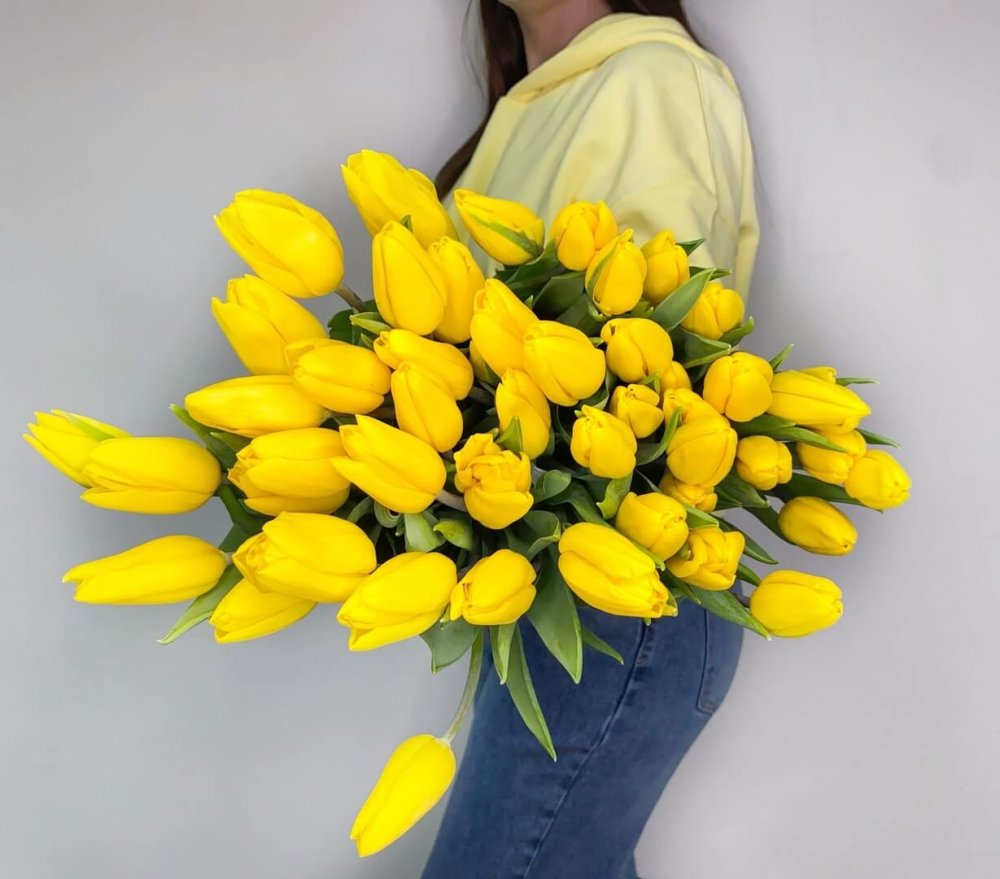 Большой букет желтых тюльпанов
