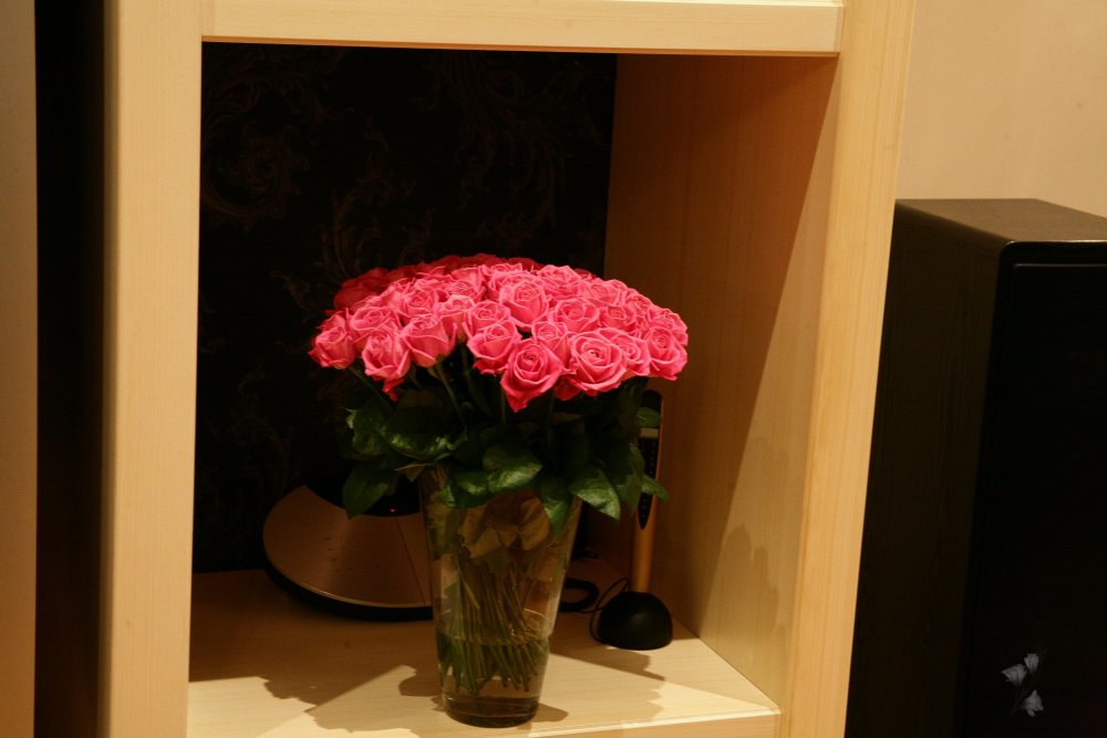 Букет цветов в вазе в квартире