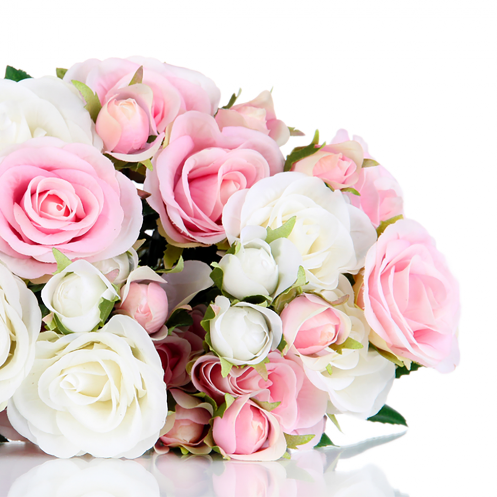 Красивый букет бело розовых роз