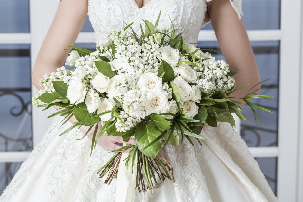 Белый раскидистый букет невесты