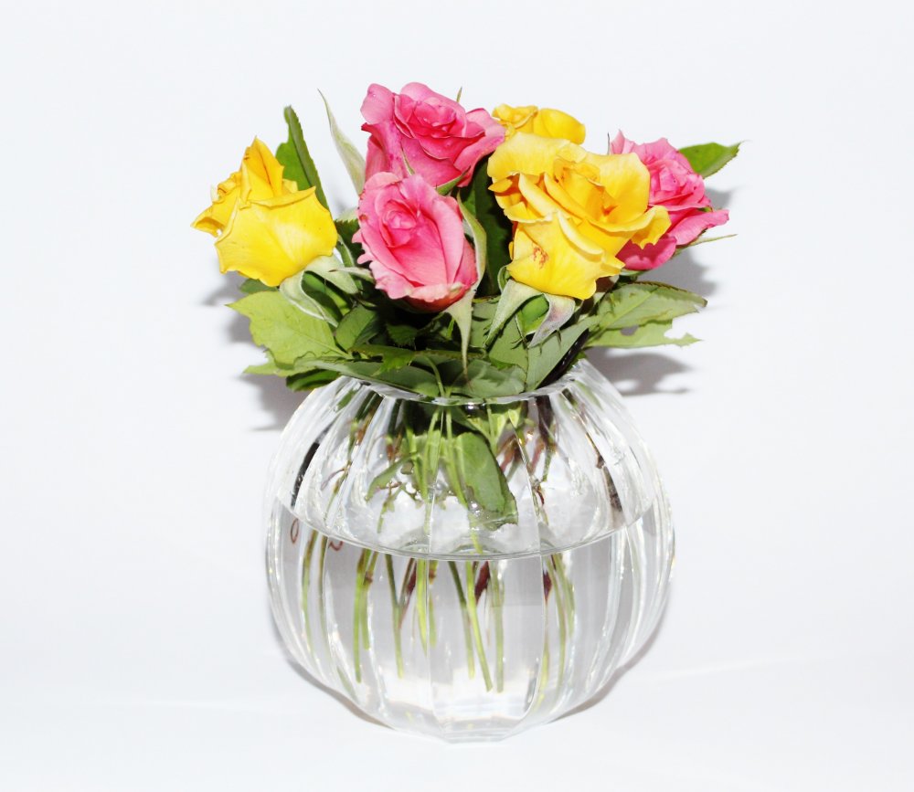 Маленькая ваза с цветами