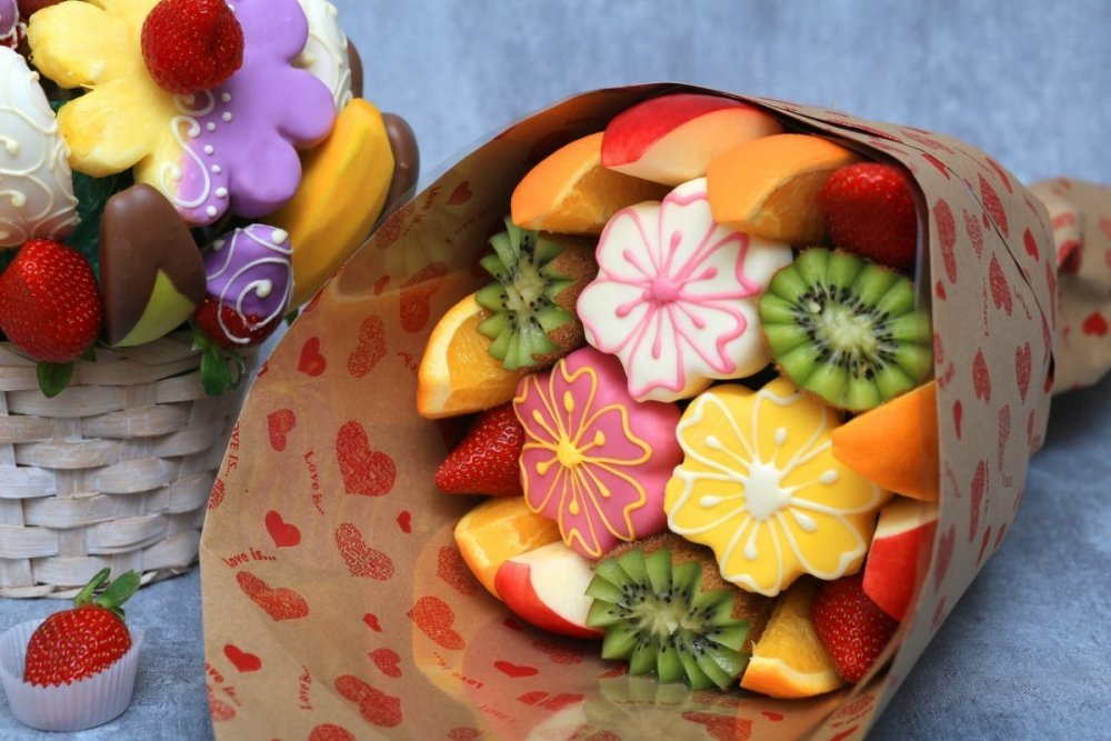 Цветы и сладости и фрукты