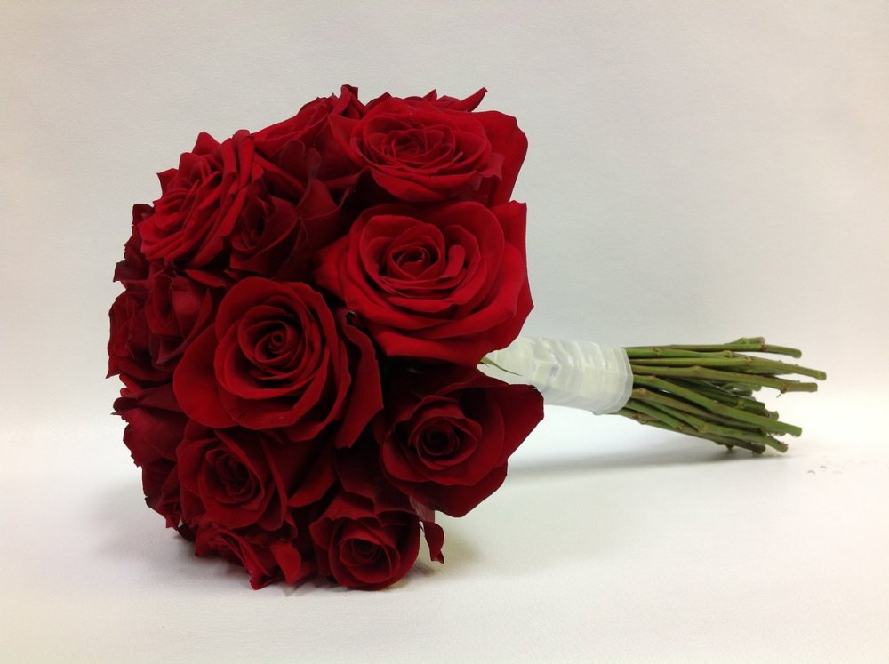 Свадебный букет с красными розами