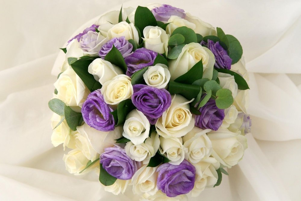 Фиолетовые и белые розы букет