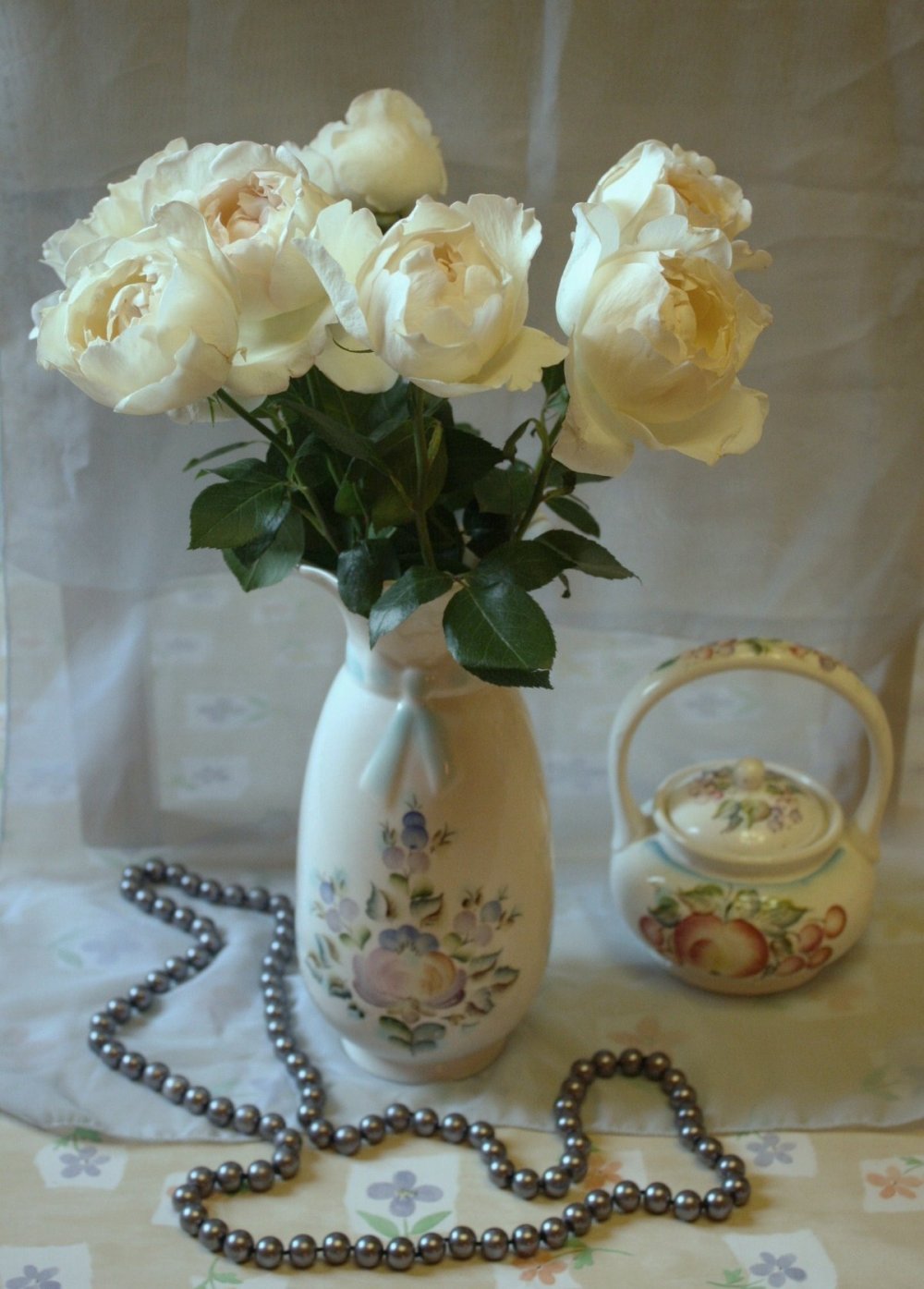 Белые розы в вазе