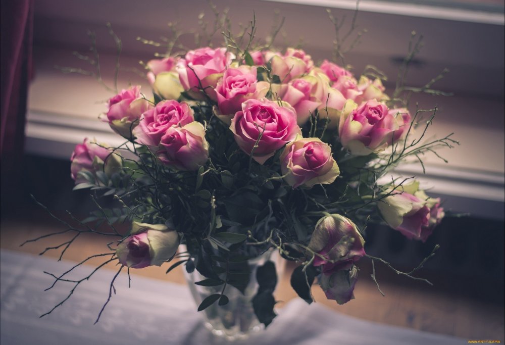 Букет роз на столе