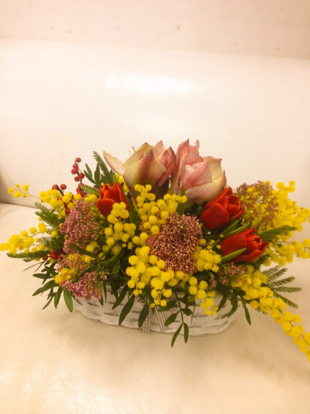 Цветочная композиция с мимозой и тюльпанами
