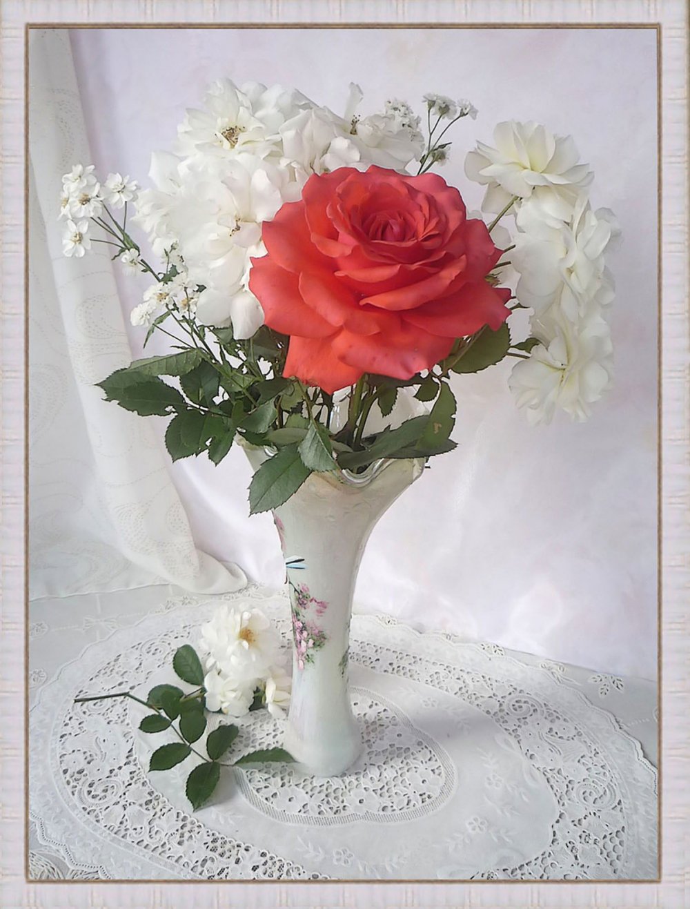 Красивый букет роз в вазе