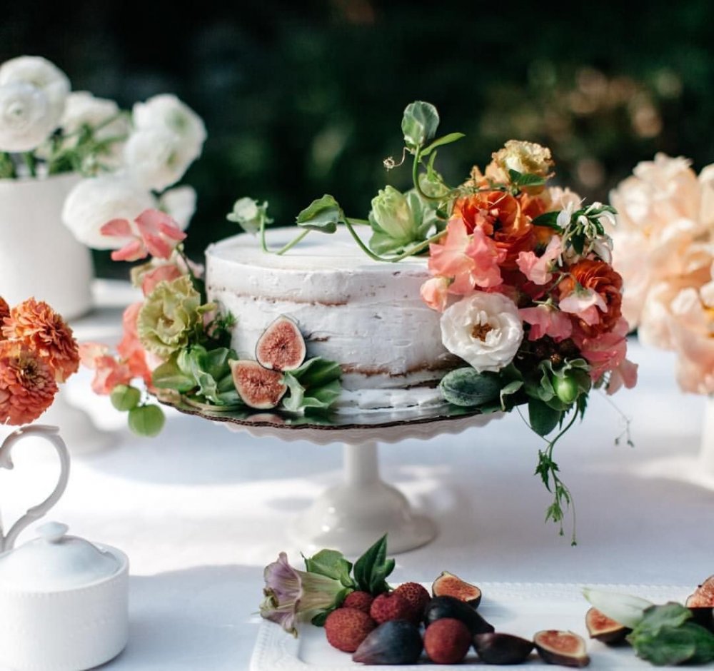 Натюрморт с тортом и цветами