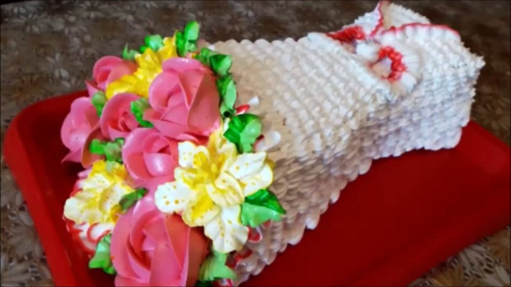 Кремовый торт в виде букета цветов