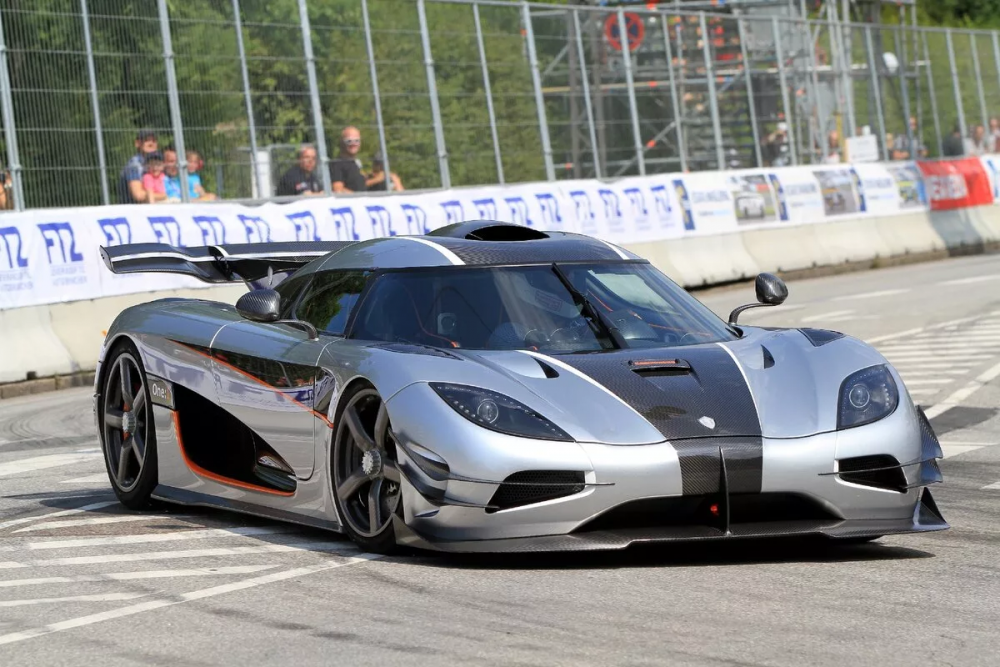 Машина Koenigsegg one 1