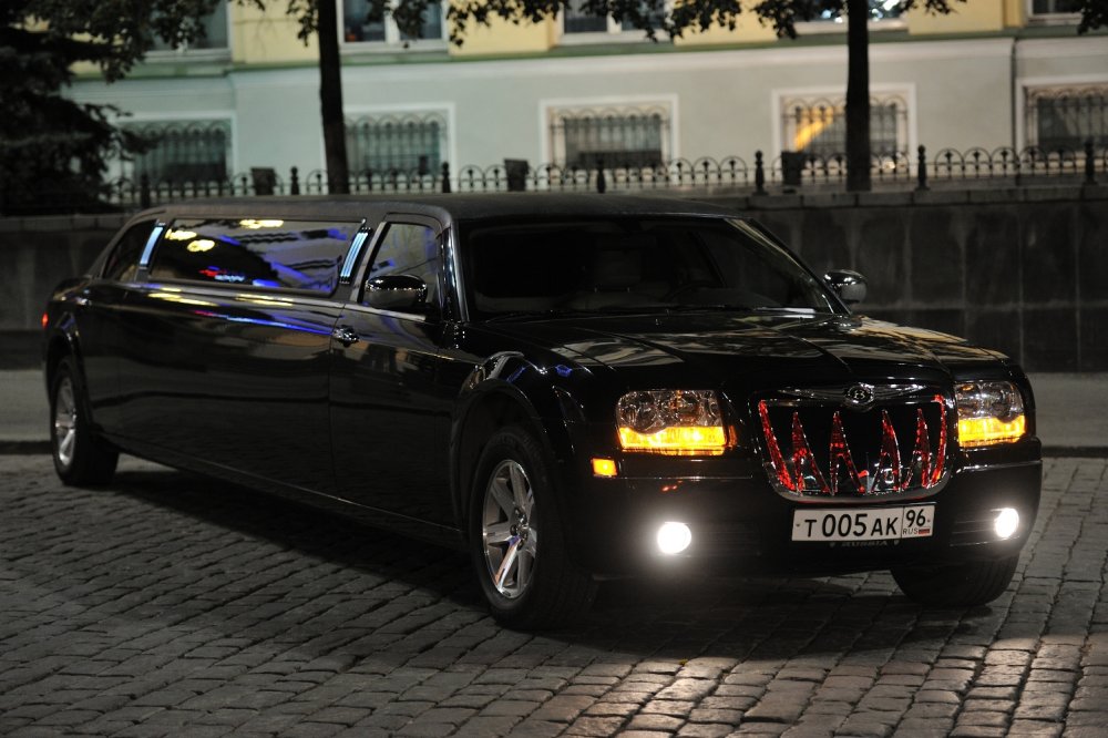 Chrysler 300c Limousine Black