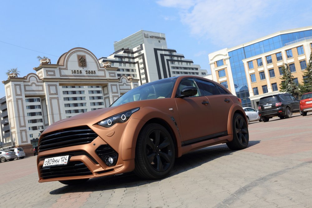 Красный Инфинити qx70