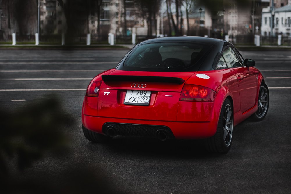 Audi TT красная
